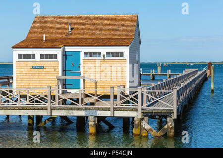 Uno dei waterfront cottages su Old North Wharf in Nantucket, Massachusetts. Foto Stock