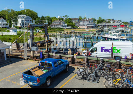 Un traghetto Chappy docks nel centro cittadino di Edgartown, Massachusetts dopo la breve traversata da Chappaquiddick Island. Foto Stock