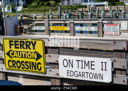 Vari segni sulla "in tempo" Chappy Ferry in Edgartown, Massachusetts di Martha's Vineyard. Foto Stock