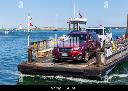 Chappy traghetto "in tempo III' arriva con auto e passeggeri da Chappaquiddick Island in Edgartown, Massachusetts di Martha's Vineyard. Foto Stock