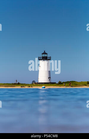 Un livello di acqua vista di Edgartown Harbor Light set contro un cielo blu chiaro in Edgartown, Massachusetts di Martha's Vineyard. Foto Stock