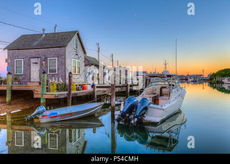 La pesca commerciale villaggio di Menemsha sotto un cielo colorati durante la mattina del crepuscolo, Chilmark, Massachusetts di Martha's Vineyard. Foto Stock