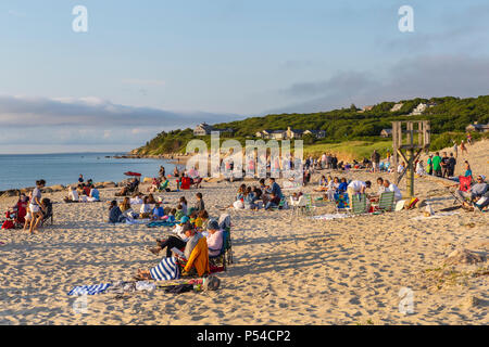 Le persone si radunano e attendere Menemsha sulla spiaggia per vedere il tramonto sul vigneto del suono in Chilmark, Massachusetts di Martha's Vineyard. Foto Stock