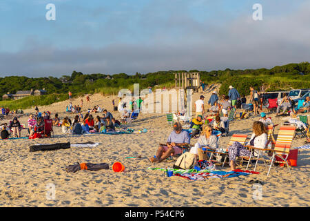 Le persone si radunano e attendere Menemsha sulla spiaggia per vedere il tramonto sul vigneto del suono in Chilmark, Massachusetts di Martha's Vineyard. Foto Stock