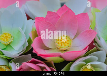 Carino rosa artificiale fiori di Loto o Ninfea Bianca. Artificiale di fiore di loto, la carta a mano fiore di loto con foglia di rosa e petali di colore giallo, DIY arte processo di produ Foto Stock