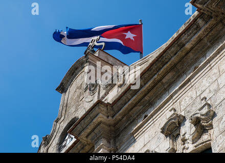 L'Avana, Cuba - CIRCA NEL MAGGIO 2016: Bandiera cubana sul 'Palacio de los Capitanes Generales' a l'Avana. Foto Stock