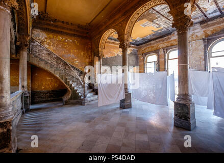 L'Avana, Cuba - CIRCA NEL MAGGIO 2016: il vecchio edificio in Havana. Ingresso di La Guarida ristorante, un emblema di l'Avana. Foto Stock