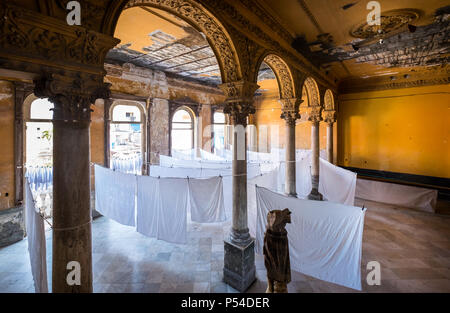 L'Avana, Cuba - CIRCA NEL MAGGIO 2016: il vecchio edificio in Havana. Ingresso di La Guarida ristorante, un emblema di l'Avana. Foto Stock