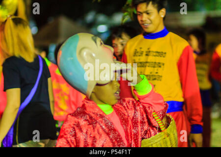 Bangkok, Tailandia - 29 Gennaio 2017: Unidentified Leone danza team sono in fase di riscaldamento per lion spettacoli di danza di notte durante il nuovo anno cinese festival in Ba Foto Stock