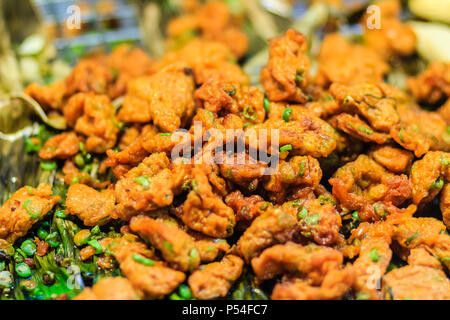 Pesce fritto patty per la vendita nel mercato di notte a Bangkok, Thailandia. Foto Stock