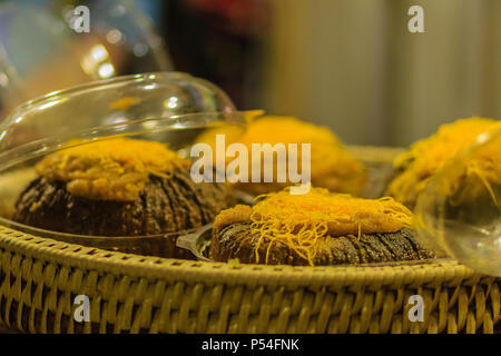 Crema di zucca, crema di zucca con uovo dolci floss topping, Thai dessert al mercato notturno di Bangkok, Tailandia. Foto Stock