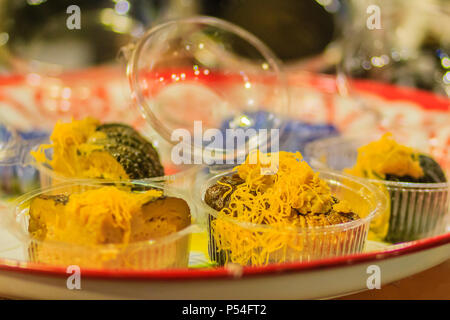 Crema di zucca, crema di zucca con uovo dolci floss topping, Thai dessert al mercato notturno di Bangkok, Tailandia. Foto Stock