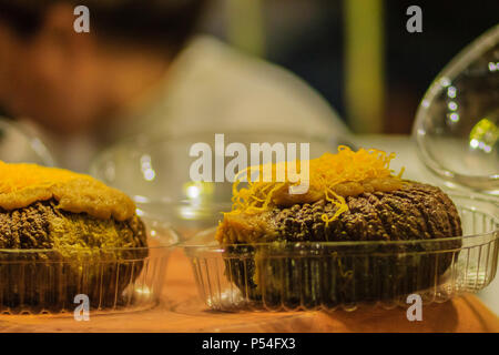 Crema di zucca, crema di zucca con uovo dolci floss topping, Thai dessert al mercato notturno di Bangkok, Tailandia. Foto Stock