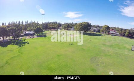 Drone di filmati di australiano parco pubblico e sport ovale, prese a Henley Beach, Australia del Sud. Foto Stock