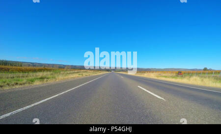 Veicolo POV, guidando lungo ampia e piatta aperta autostrada attraverso la McLaren Vale South Australia. Foto Stock