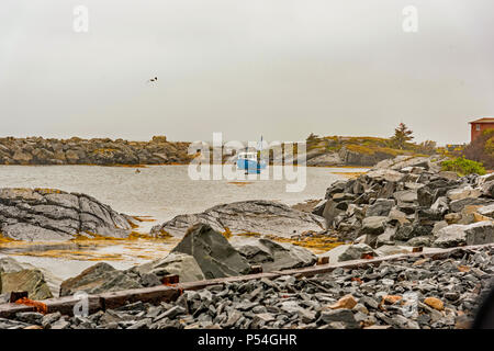 Viste della pesca al di ancoraggio barche in rocce blu, Lunenburg, Nova Scotia, Canada. Foto Stock