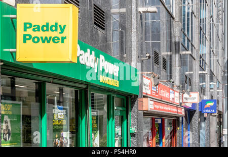 Corallo e Paddy Power Bookmakers su una Birmingham high street, England, Regno Unito Foto Stock