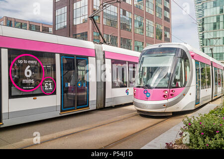 Birmingham & Wolverhampton legato West Midlands Metro passando a Bull St in Birmingham, la fermata del tram collega Birmingham con Wolverhampton, England, Regno Unito Foto Stock