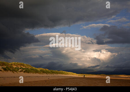 Nuvole temporalesche sulla spiaggia di Newborough, Anglesey, Galles del Nord Foto Stock