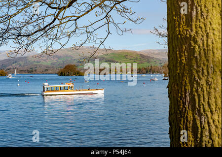 South Lakeland, Regno Unito - Aprile 2018: Scenic crociera sul lago da un'annata imbarcazione in legno sul lago Windermere nel Lake District National Park, North West England, Regno Unito Foto Stock