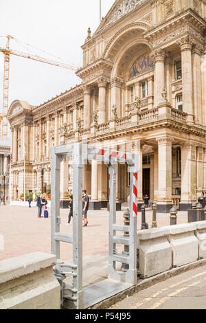 Anti-terrorismo ostacoli al di fuori della città di Birmingham del Consiglio Edificio, Birmingham, Inghilterra, Regno Unito Foto Stock
