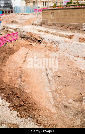 Un sospetto o romana strada sassone è stato scoperto sotto Victoria Square nel centro della città di Birmingham, durante gli scavi per la nuova linea metropolitana, Inghilterra. Foto Stock