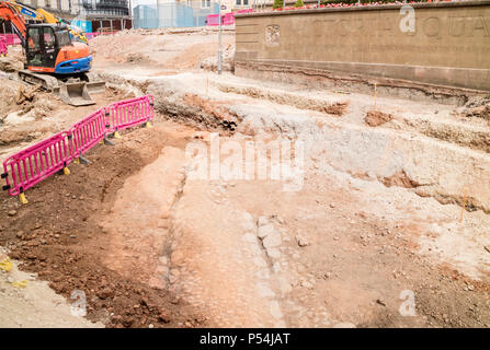 Un sospetto o romana strada sassone è stato scoperto sotto Victoria Square nel centro della città di Birmingham, durante gli scavi per la nuova linea metropolitana, Inghilterra. Foto Stock