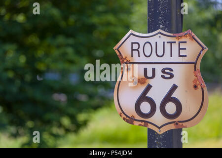 Rustico cercando la US Route 66 cartello o segnaletica con fori di proiettile vicino fino Foto Stock