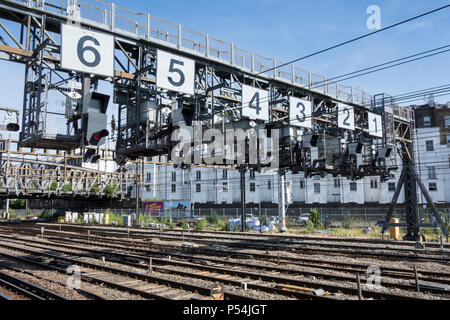 Royal Oak di segnalazione sul gantry approccio alla stazione di Paddington, London, Regno Unito Foto Stock