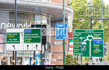 Direzione strada segni alla rotatoria Five Ways, centro della città di Birmingham, Inghilterra, Regno Unito Foto Stock