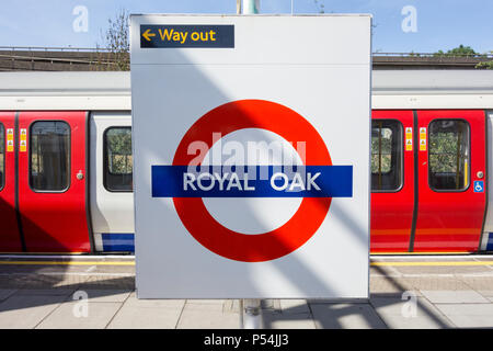 La segnaletica di stazione al Royal Oak La stazione della metropolitana di Londra, Regno Unito Foto Stock