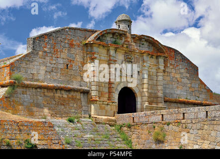 Giù per la vista della città medievale porta Portas de Sao Francisco in Almeida Foto Stock