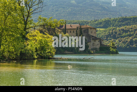 Il lago di Toblino e il famoso Castello di Toblino - Trentino Alto Adige, Italia Foto Stock