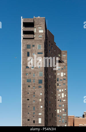 100 Undicesima Avenue palazzo visto dalla linea alta Park, Manhattan, New York City, Stati Uniti d'America Foto Stock