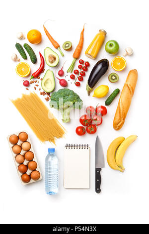 Foto di mele, arance, pasta, broccoli, avocado, carote, vuoto notebook, uova, bottiglia di acqua, coltello Foto Stock