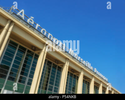 MARSIGLIA, FRANCIA, 18 MAGGIO 2018: Cartello sopra l'edificio del Terminal 1 all'aeroporto Marseille Provence Foto Stock