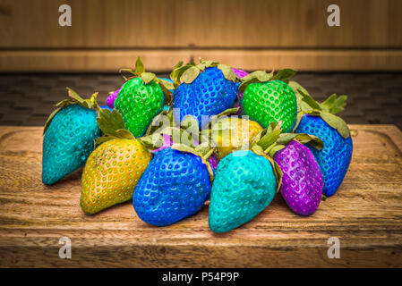 Rainbow fragole colorate Foto Stock