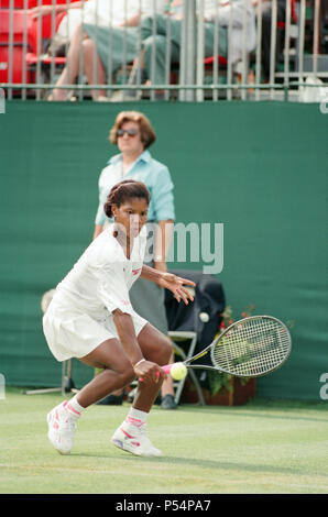 Le finali del DFS Classic a Edgbaston Priory. Stati Uniti Lori McNeil (nella foto) ha sconfitto gli Stati Uniti Zina Garrison-Jackson 6-4, 2-6, 6-3. 13 giugno 1993. Foto Stock