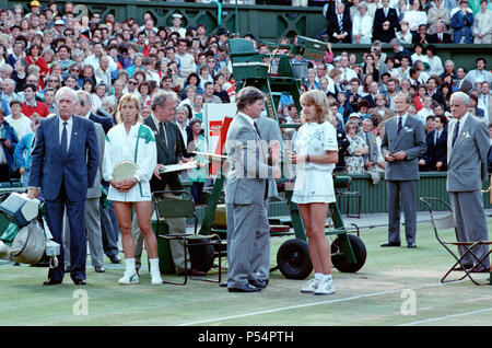 Vincitore Steffi Graf foto di destra e Martina Navratilova, sinistra tenendo le sue guide su piastra. Steffi sta parlando con Alan Mills, Wimbledon arbitro. Steffi Graf beat corrente 6 volte campione in carica Martina Navratilova, a vincere il torneo di Wimbledon Ladies Singles finale del 2 luglio 1988. Dopo Graf ha preso un 5-3 portano nel primo set, Navratilova ha vinto sei giochi dritto consentendogli di vincere il primo set e prendere un 2-0 portano nel secondo set. Graf tornò quindi vincendo 12 del prossimo 13 giochi e la partita. Steffi Graf il primo di 7 Wimbledon singles titolo vince. 1988, 1989, 1991, 1992, 1993, 1995, 199 Foto Stock