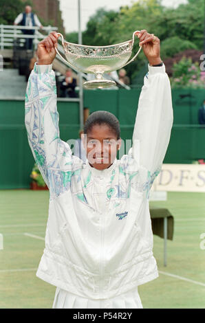 La finale di DFS Classic campionato di tennis a Edgbaston Priory Club. Lori McNeil sconfitto Zina Garrison-Jackson 6?2, 6?2. Nella foto, Lori McNei con il trofeo. Il 12 giugno 1994. Foto Stock