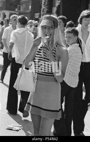 Wimbledon Tennis Championships. Un fan di tennis gode di un gelato alla Wimbledon Tennis Championships foto scattata 25 Giugno 1976 Foto Stock