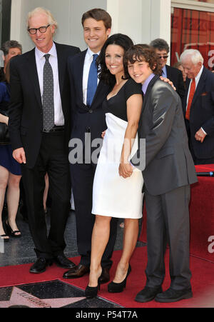 Brad Hall  moglie Julia Louis-Dreyfus   figli Henry e Charlie  19 - Julia Louis Dreyfuss - stella sulla Hollywood Walk of Fame a Los Angeles.Brad Hall  moglie Julia Louis-Dreyfus   figli Henry e Charlie  19 evento nella vita di Hollywood - California, tappeto rosso Evento, STATI UNITI D'AMERICA, industria cinematografica, celebrità, fotografia, Bestof, arte cultura e intrattenimento, celebrità moda, migliori della vita di Hollywood, evento nella vita di Hollywood - California, moquette rossa e dietro le quinte, musica celebrità, Topix, coppia, famiglia ( marito e moglie ) e i bambini- figli, fratelli e sorelle inchiesta tsuni@Gamma-USA.com, Credito T Foto Stock