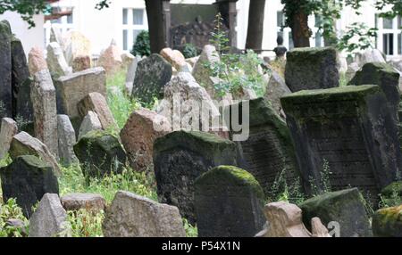 Repubblica ceca. Praga. Vecchio Cimitero Ebraico. È stata in uso dal XV secolo fino al 1787. Le lapidi. Foto Stock