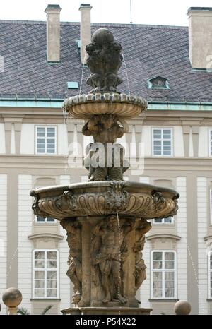 Repubblica ceca. Praga. Castello. Fontana di Kohl o Lions, da Hieronymus Kohl, 1686 (primo cortile). Complesso del Castello (Hradcany). Foto Stock