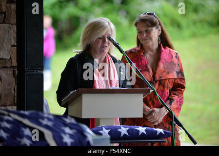 Stephanie Fister (sinistra) e Sharon Osborne, discendenti di guerra rivoluzionaria Samuel privato Howard, rappresentano la famiglia durante Howard reinterment Maggio 12, 2017 a Resthaven cimitero di Baxter, Ky. Gli Stati Uniti Esercito di ingegneri del distretto di Nashville ha lavorato con la comunità locale e funzionari statali per spostare Howard dal cimitero Wix-Howard quando la sua tomba è stata minacciata dal movimento del terreno da una carenza di progettazione di un controllo di inondazione progetto completato negli anni novanta. (USACE Foto Stock