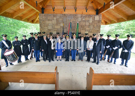 Un gruppo che rappresenta gli Stati Uniti Esercito di ingegneri del distretto di Nashville posano con il Brig. Gen. Mark giocattolo, U.S. Esercito di ingegneri Grandi Laghi e il fiume Ohio Division commander, il Mag. Christopher Burkhart, Nashville vice comandante di distretto e soldati provenienti da 3 Stati Uniti Reggimento di Fanteria, tradizionalmente noto come 'la vecchia guardia,' portano la guerra rivoluzionaria americana Samuel privato Howard durante una cerimonia reinterment Resthaven al cimitero di Baxter, Ky. Durante Howard reinterment Maggio 12, 2017 a Resthaven cimitero di Baxter, Ky. Gli Stati Uniti Esercito di ingegneri del distretto di Nashville fun Foto Stock