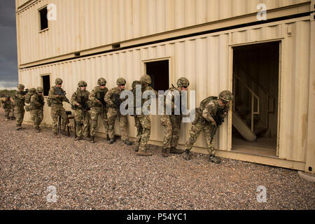 Royal Marine Commando preparati a entrare in un edificio durante un isolato scenario personale presso Angel Thunder 17 in Firenze, Ariz., 9 maggio 2017. Angelo Thunder è una di due settimane, Air Combat Command-sponsorizzato, joint certificata e accreditata il recupero del personale è stata incentrata sulla ricerca e soccorso. Questo esercizio è progettato per fornire corsi di formazione per il personale il recupero degli asset usando una varietà di scenari per simulare condizioni di distribuzione e gli imprevisti. Foto Stock