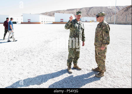 Il cap. Bradley Andros, il Commodore di Task Force 56, dà il Brig. Gen. Jeffery Kramer, comandante generale, Combined Joint Operations Centre/Esercito Forces-Jordan, un tour di Camp Badger durante l'esercizio desiderosi Lion 2017. Desiderosi di Lion è un annuale U.S. Comando centrale esercizio in Giordania progettato per rafforzare militare-a- relazioni militari tra gli Stati Uniti e la Giordania e altri partner internazionali. Questo anno di iterazione è costituito da circa 7.200 militari da più di 20 nazioni che risponderà alle situazioni che coinvolgono la sicurezza dei confini e di comando e controllo, cyber defense e battlespace Foto Stock