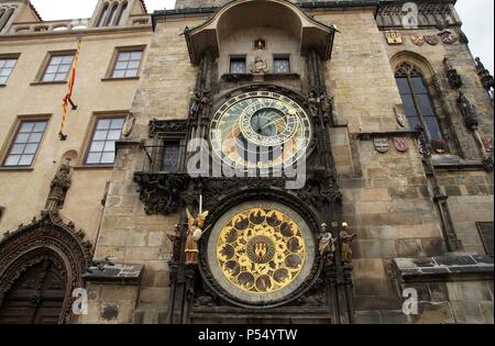 L'Orologio Astronomico di Praga o Prague Orloj montato sulla parete sud del municipio della Città Vecchia in Piazza della Città Vecchia. Orologio, calendario e figure animate.. Repubblica ceca. Foto Stock