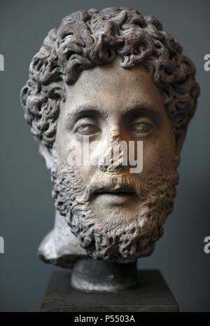 Commodo (161-192). Imperatore romano da 180 a 192. Egli si è anche pronunciata come co-imperatore con il padre Marco Aurelio da 177 fino a che la morte di suo padre nel 180. Busto. Il marmo. 191-192 d.c. La Carlsberg Glyptotek museo. Copenhagen. La Danimarca. Foto Stock